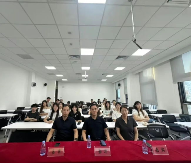 “传实践之火，燃青春之光”——商务23005班主题班会