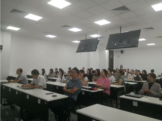 信息与商务管理学院组织学院教师集体观看“九三”阅兵仪式： 以历史回响激荡爱国情怀，以强国使命赋能教育初心