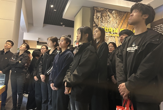 缅怀先烈志，赓续奋进行